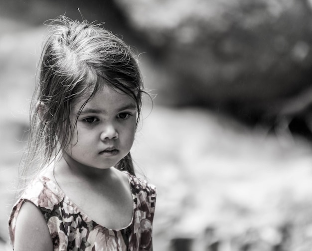 Foto close-up di una ragazza che guarda in basso