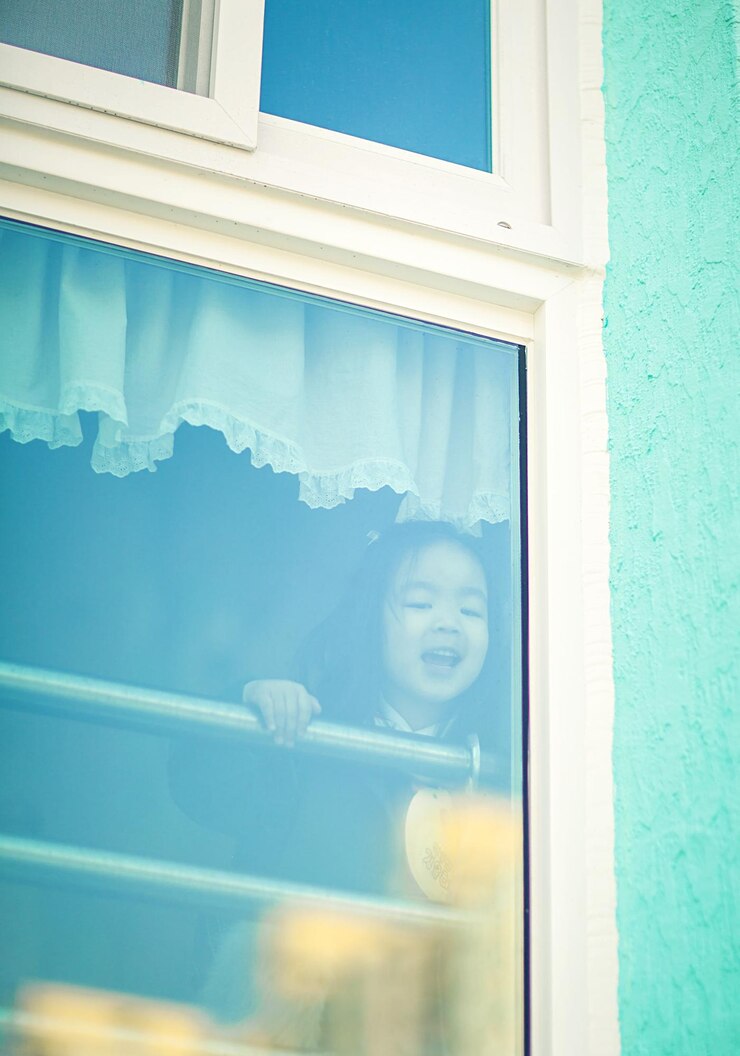 Photo 窓から見ている女の子のクローズアップ