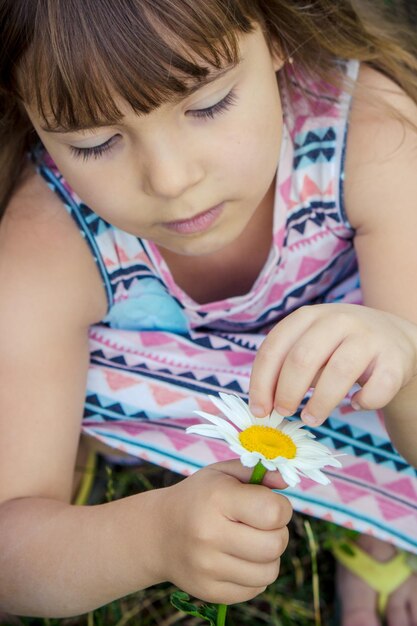 Foto close-up di una ragazza che gioca con i confetti