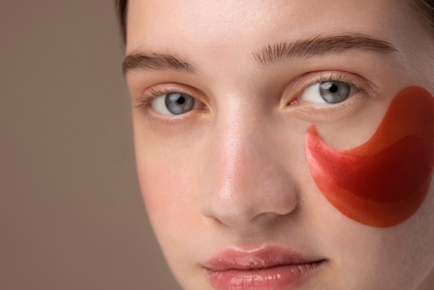 Photo close up girl posing with eye patch