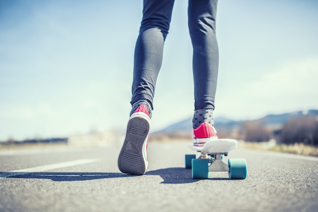 Photo close-up of girl's feet and penny board.