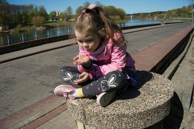 Photo close-up of girl sitting outdoors