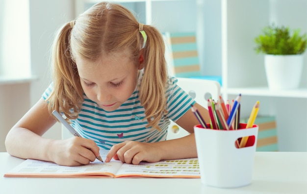 Photo close-up of girl sitting on table