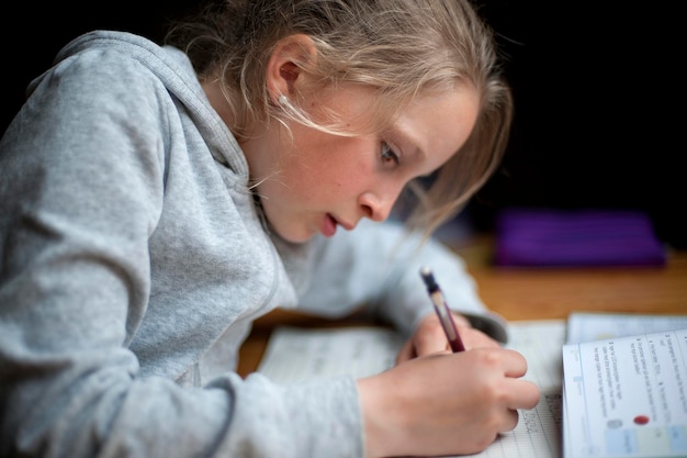 Foto close-up di una ragazza che studia