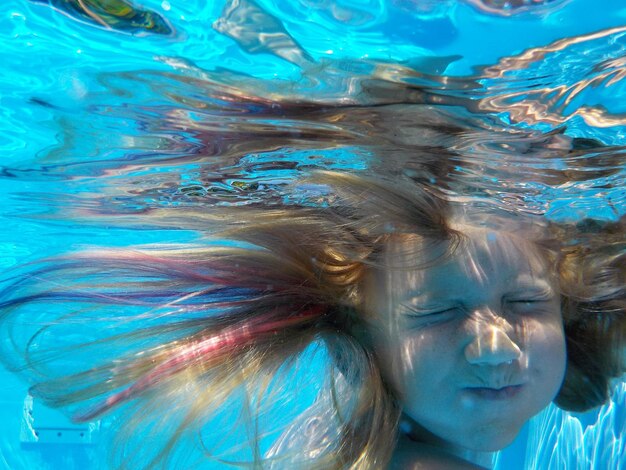 Foto close-up di una ragazza che nuota in piscina