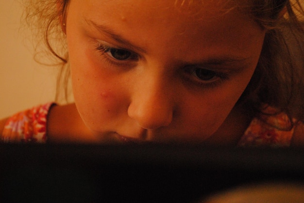 Photo close-up of girl using laptop