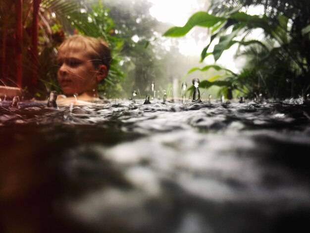 Foto close-up di una ragazza in acqua