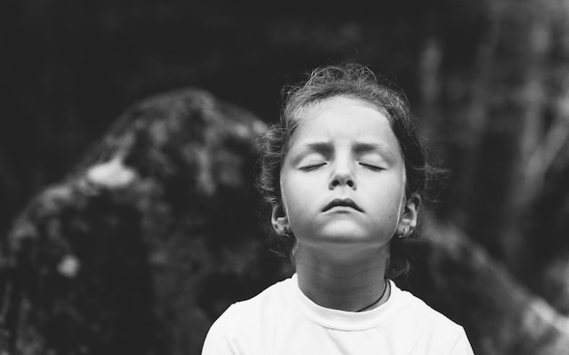 Photo close-up of girl with eyes closed