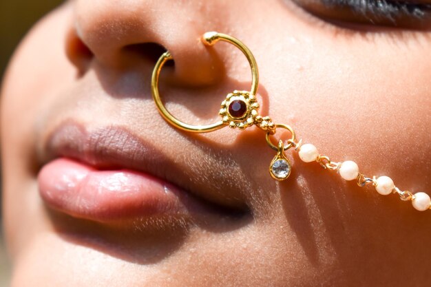 Foto close-up di una ragazza con un anello al naso