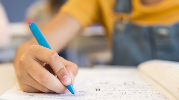 Photo close-up girl writing