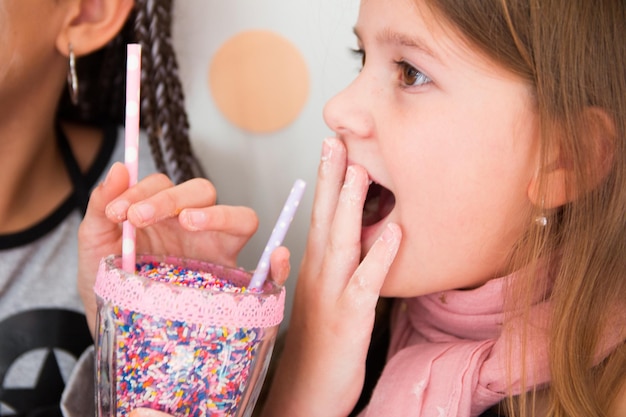 Foto close-up di ragazze che bevono