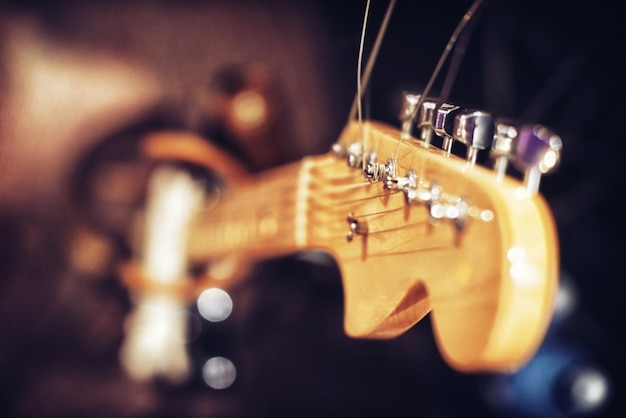 Close-up gitaar en muziek in de studio voor band repetitie en sessie om op het podium te spelen lied en entertainment Kunstenaar opname en album voor live op concert luid met audio voor het publiek