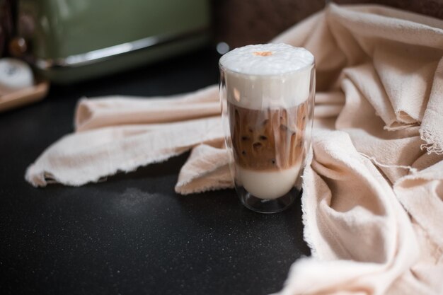 Close-up glas ijskoffie met melk op de tafel