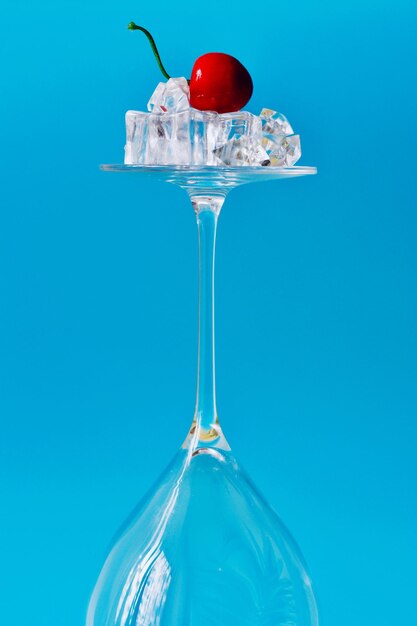 Photo close-up of glass against blue background