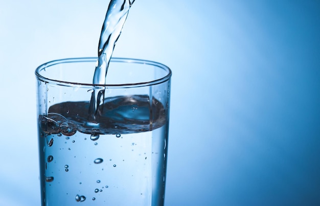 Photo close-up of glass against blue background