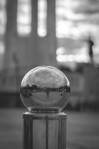 Foto close-up di una palla di vetro su uno sfondo sfocato