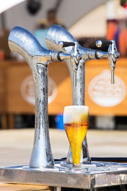 Foto close-up di un bicchiere sotto il rubinetto della birra