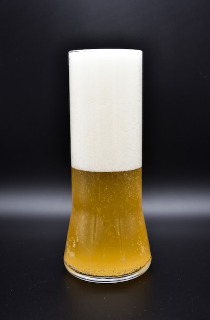 Photo close up glass of beer with foam