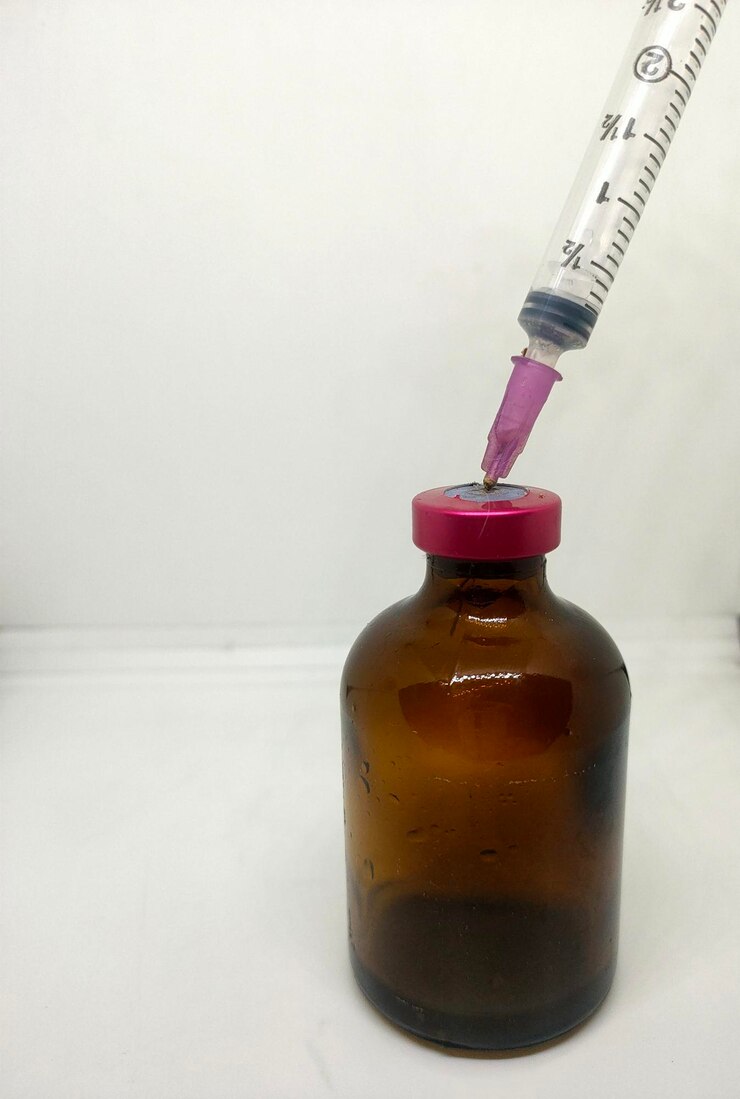 Photo close-up of glass bottle against white background