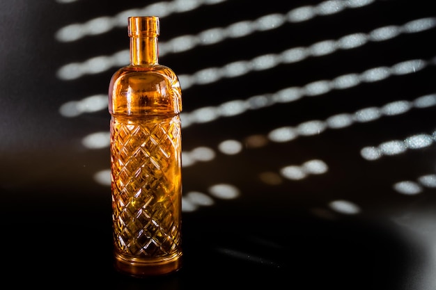 Photo close-up of glass bottle on table