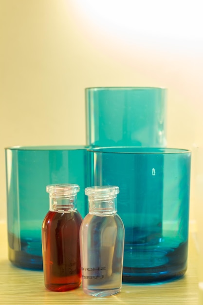 Photo close-up of glass bottle on table