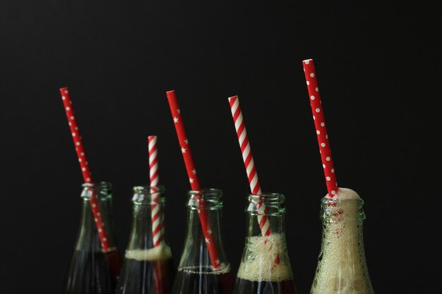 Foto close-up di bottiglie di vetro su sfondo nero