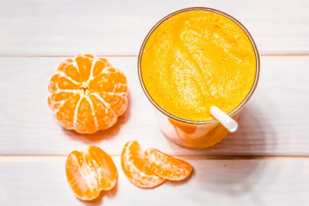 Primo piano di un bicchiere di succo fresco con cannucce