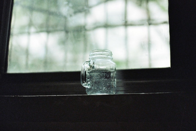 Photo close-up of glass jar on table