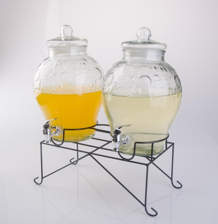 Photo close-up of glass of jar on table