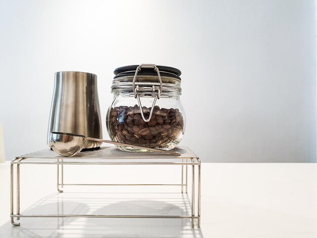 Photo close-up of glass jar on table