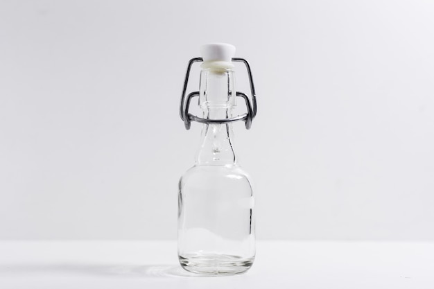 Крупный план стеклянной термо-бутылки на белом.