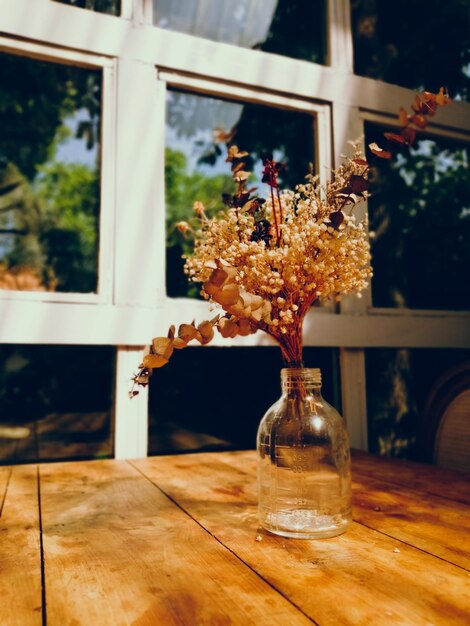 Photo close-up of glass vase on table