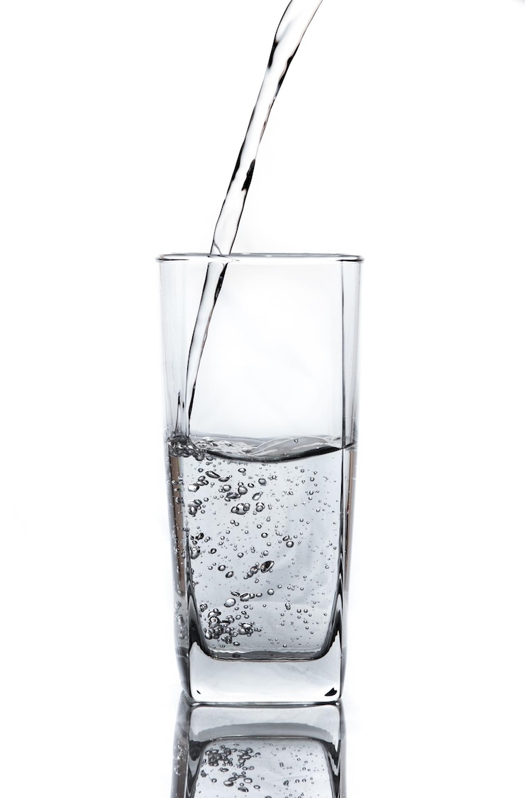 Photo close-up of glass of water against white background