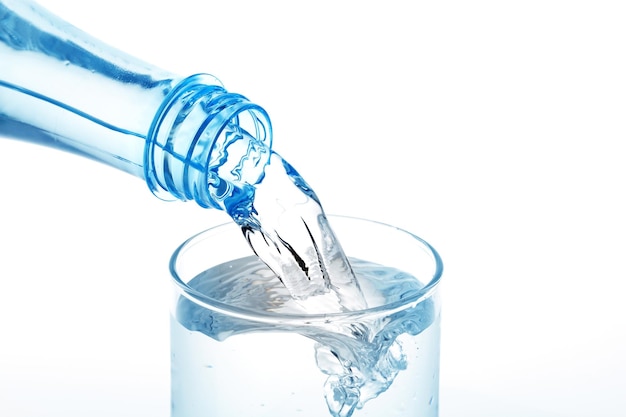 Foto close-up di un bicchiere d'acqua su uno sfondo bianco