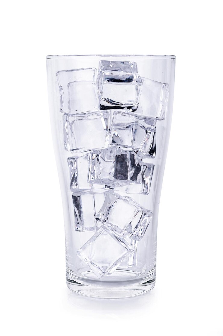 Photo close-up of glass of water against white background