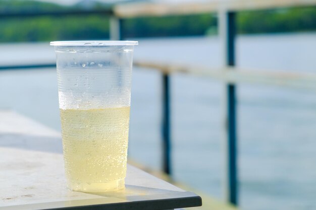 Foto close-up di un bicchiere d'acqua sul tavolo