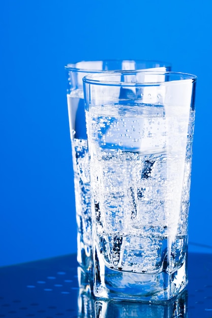 Foto close-up di un bicchiere d'acqua sul tavolo