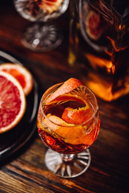 Photo close up of a glass of whiskey sour cocktail