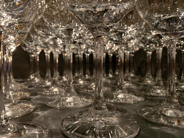 Foto close-up di bicchieri sullo scaffale