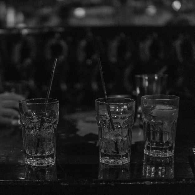 Foto close-up di bicchieri sul tavolo