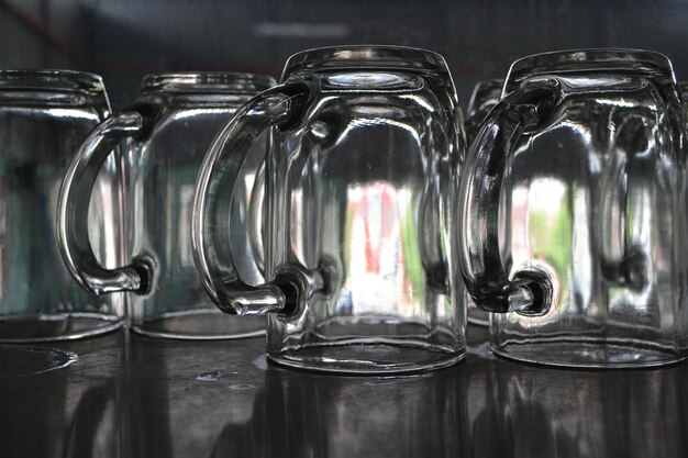 Photo close-up of glasses on table