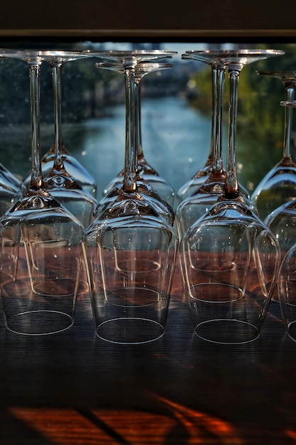 Photo close-up of glasses on table