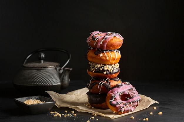 Photo close-up glazed donuts