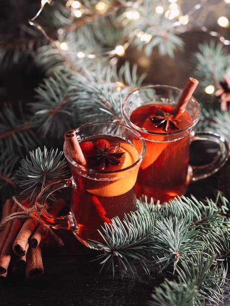 Close-up glazen traditionele glühwein klaar om te worden geserveerd