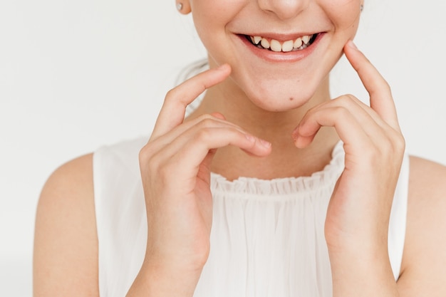 Close-up glimlach van een jonge vrouw