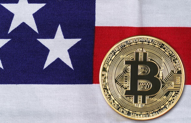 Photo close up gold bitcoin coin on usa flag