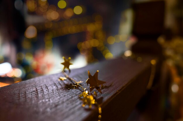 クリスマスのレールの黄金の星形の装飾のクローズアップ