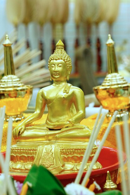Photo close-up of golden buddha statue
