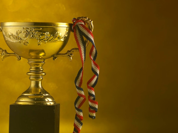 Foto close-up del trofeo della stella d'oro sullo sfondo luccicante