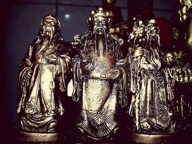 Photo close-up of golden statues on table